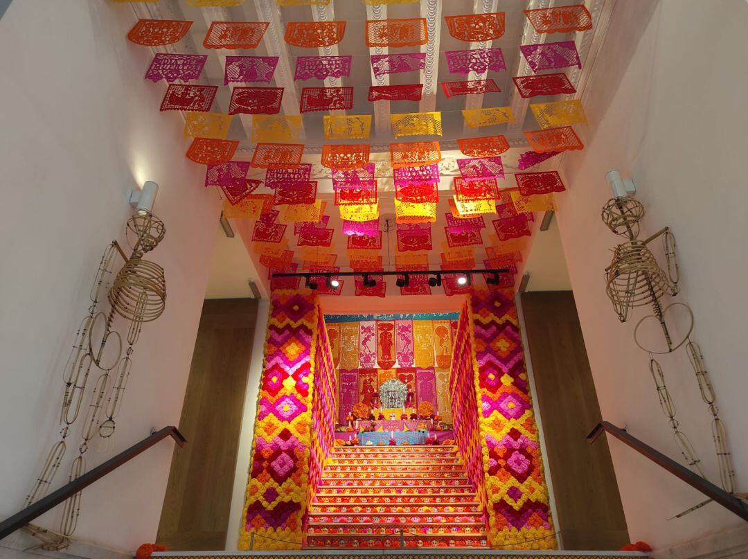 Mega-altar del Día de Muertos en la Casa de México en España