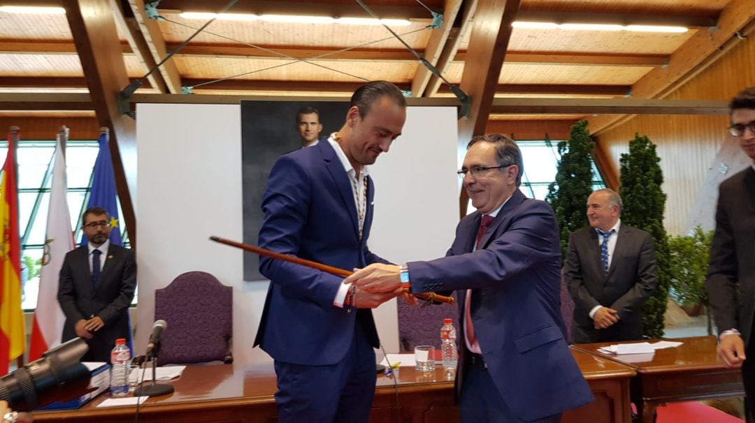 Javier López Estrada recoge el bastón de mando de manos de su antecesor en el cargo, el socialista José Manuel Cruz Viadero.
