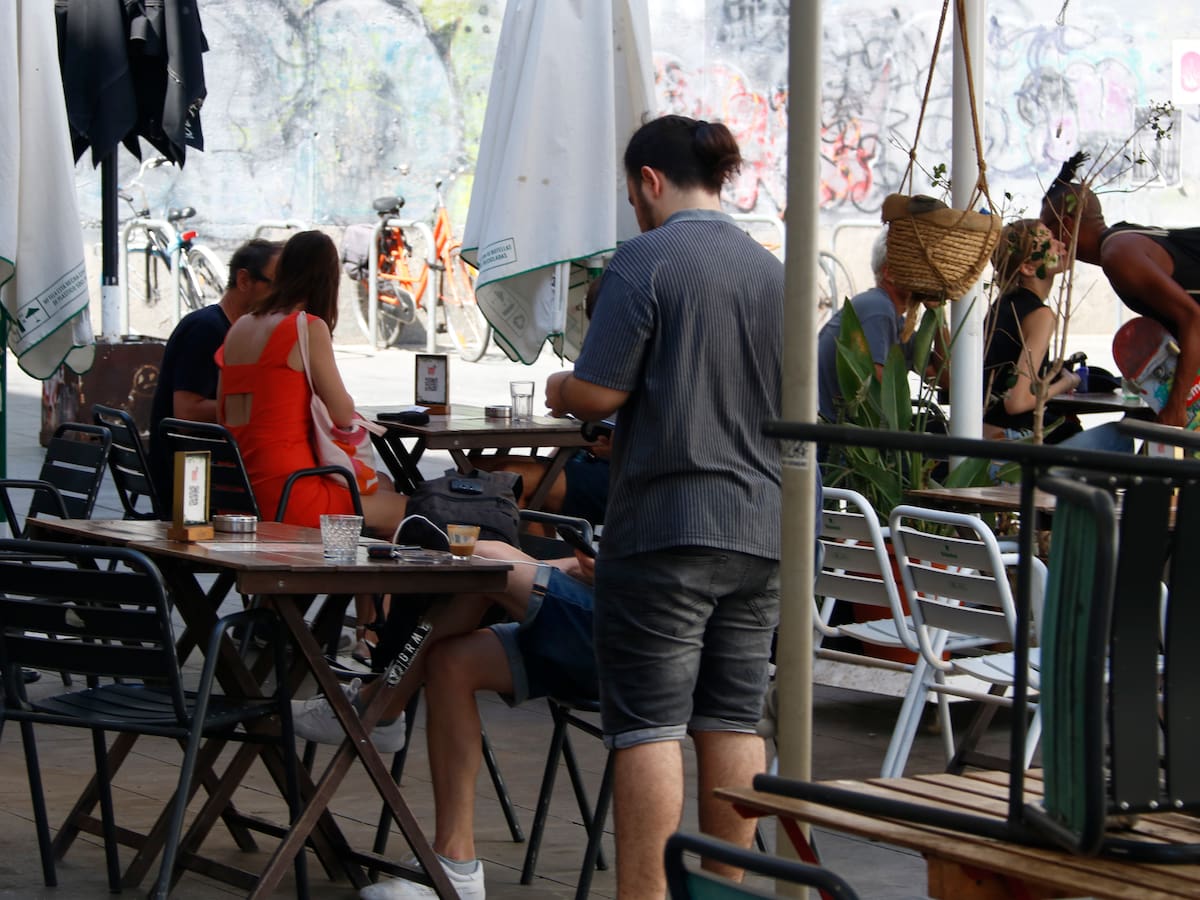 CRÒNICA de Ferran Dalmau. Barcelona avança l’horari de tancament de restaurants i terrasses de Ciutat Vella.