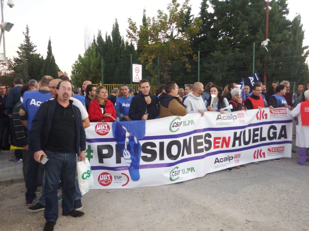 Funcionarios de Fontcalent, en la primera jornada de huelga convocada en las prisiones de España.