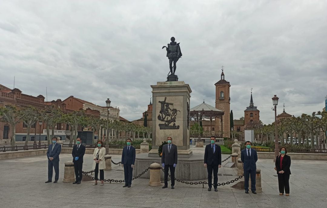 Tradicional ofrenda floral celebrada en Alcalá con motivo del Día del Libro. 