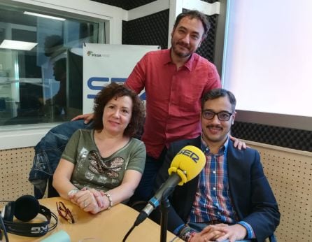 Agustín Cacho junto a los tertulianos Laura Espinar y Rodrigo García