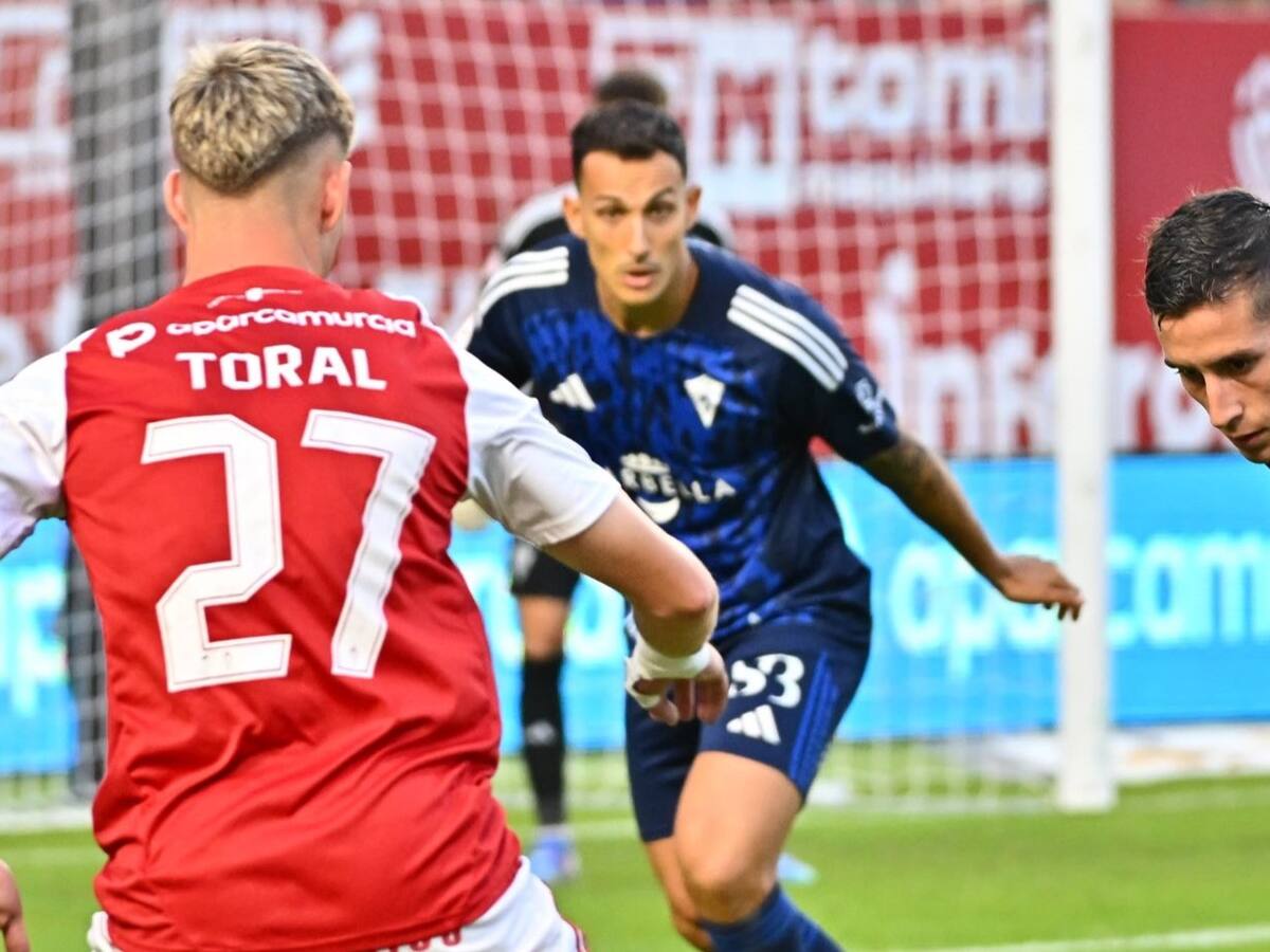 La contraportada del Real Murcia: " A Toral hay que pedirle que mantenga ese descaro porque lo que él aporta lo hacen muy pocos"