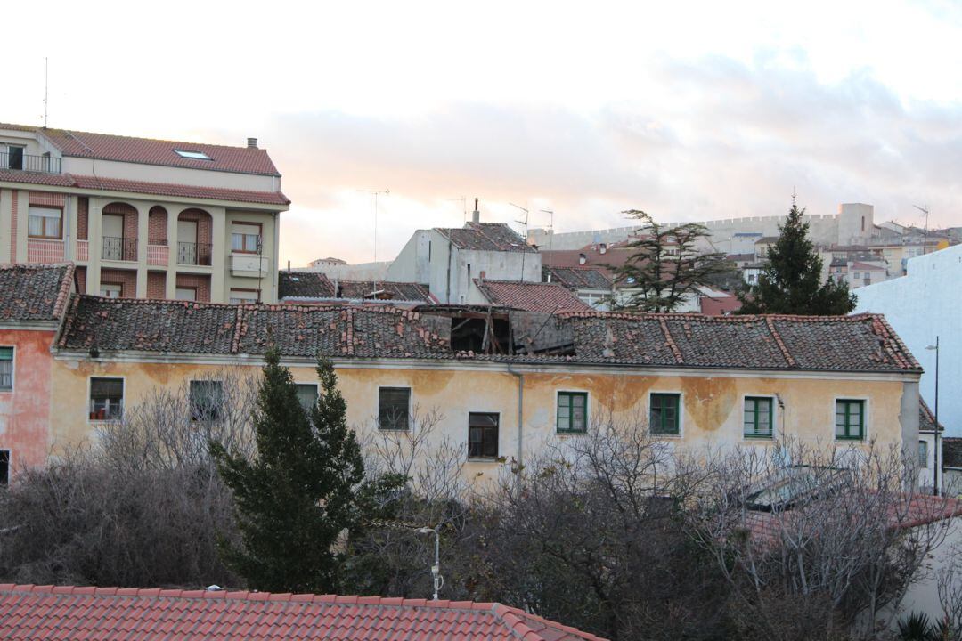 Edificio en ruinas de las Casas de los Maestros que se deruirá entre el jueves y el viernes.