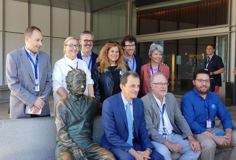 El ministro de Ciencia, Pedro Duque, en su visita de la pasada semana al Parque de las Ciencias de Granada posó para una foto con la estatua de Albert Einstein y trabajadores del museo granadino