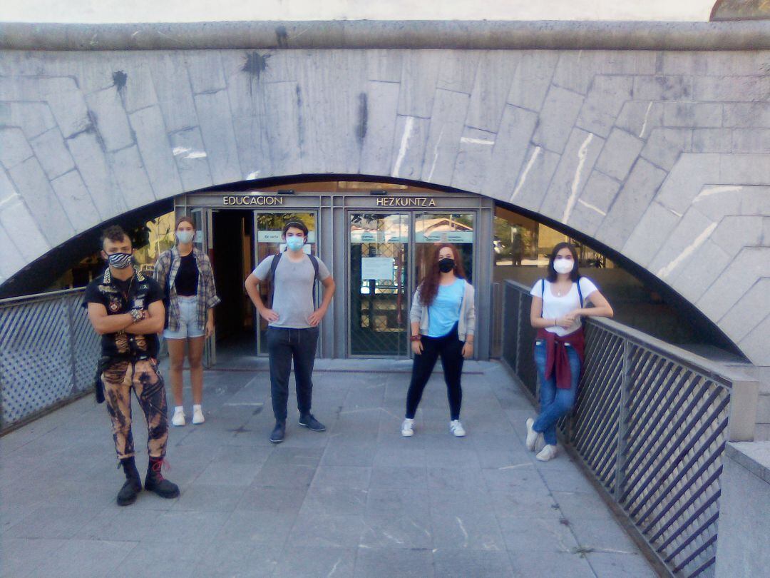 Concentración del alumnado de 1º de bachillerato de la Escuela de Artes de Pamplona, para protestar por la reducción de un grupo