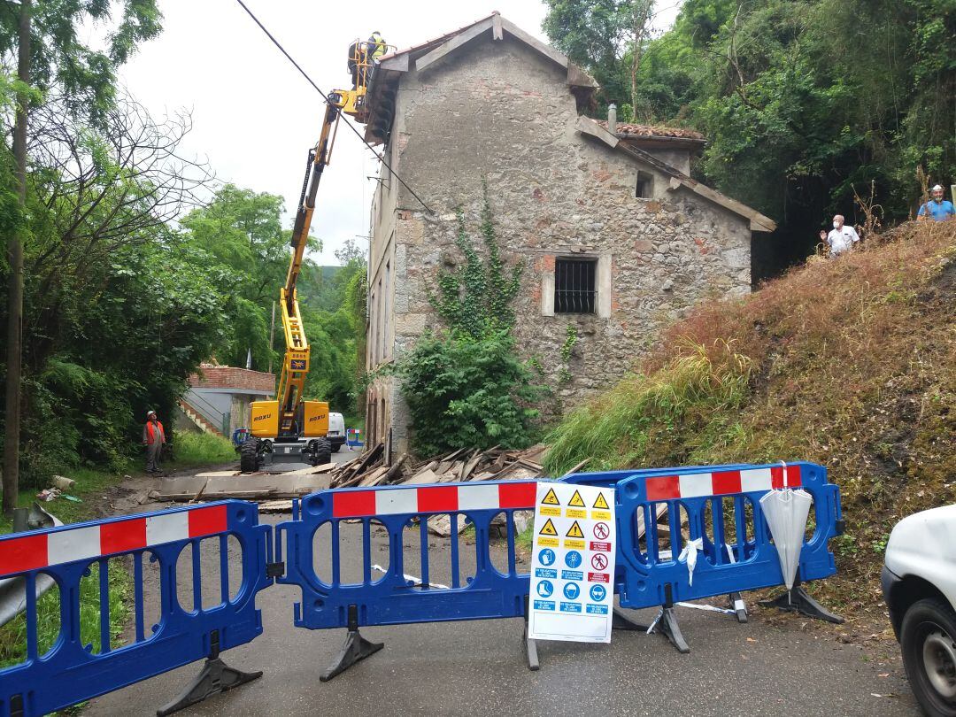 Inicio del derribo de la casa de Piedrallasa que impedía el paso por carretera hacia Trubia