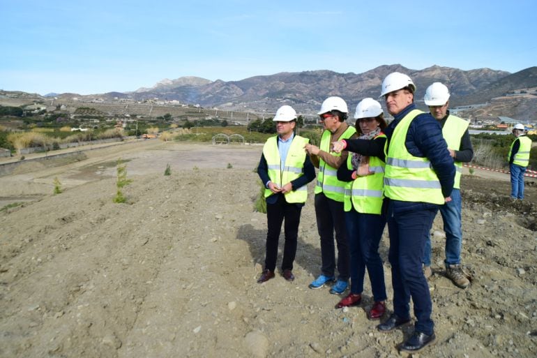 La delegada de medio ambiente, Inmaculada Oria visita los trabajos de limpieza que se están realizando en la Rambla de Molvizar