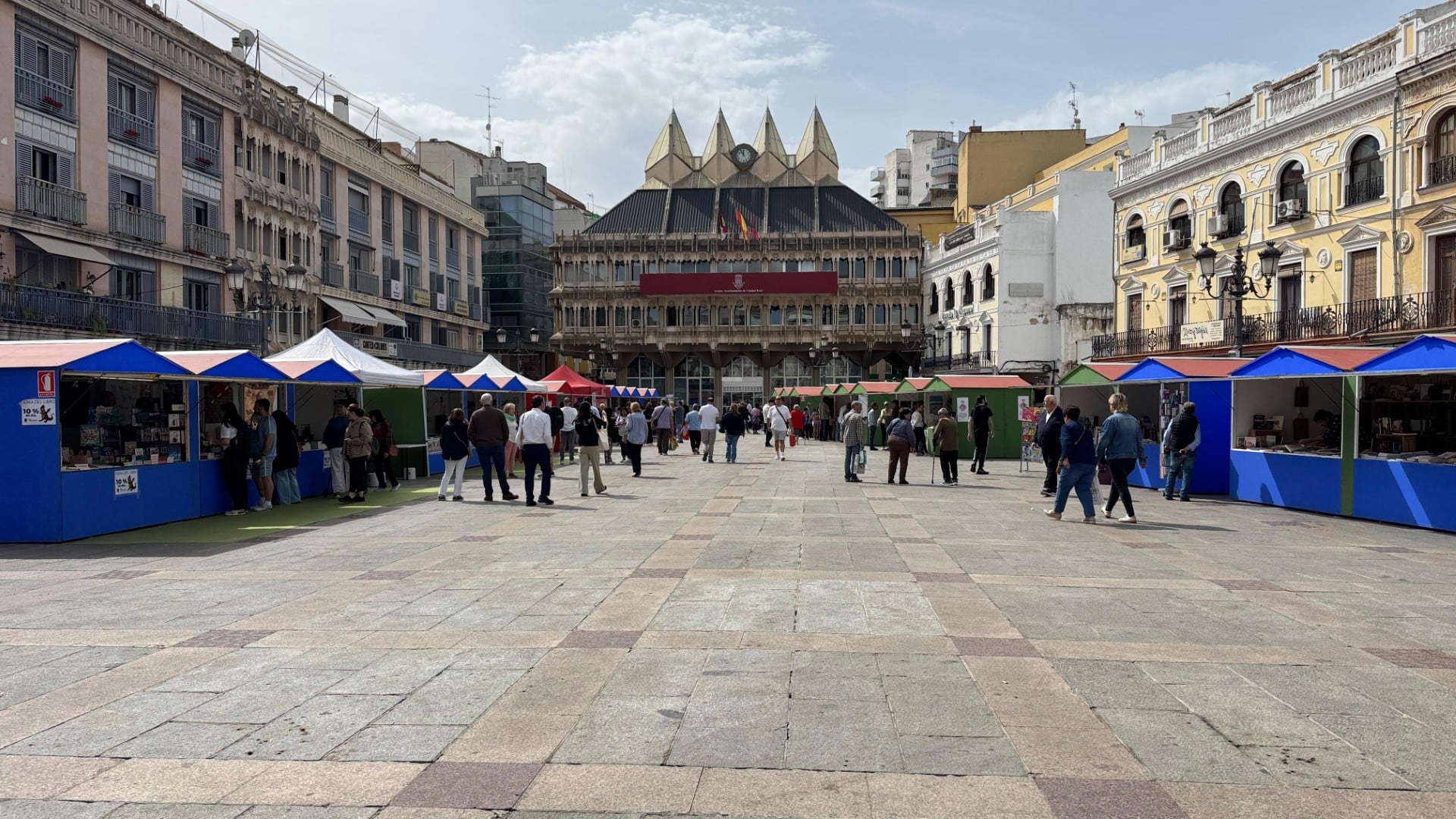 Panorámica de la feria del libro de Ciudad Real en la Plaza Mayor