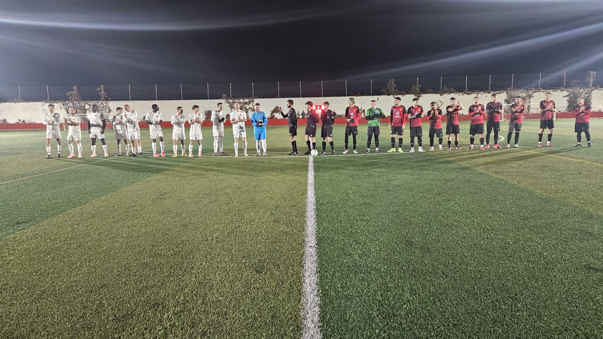 Saludo inicial de los dos equipos y trío arbitral