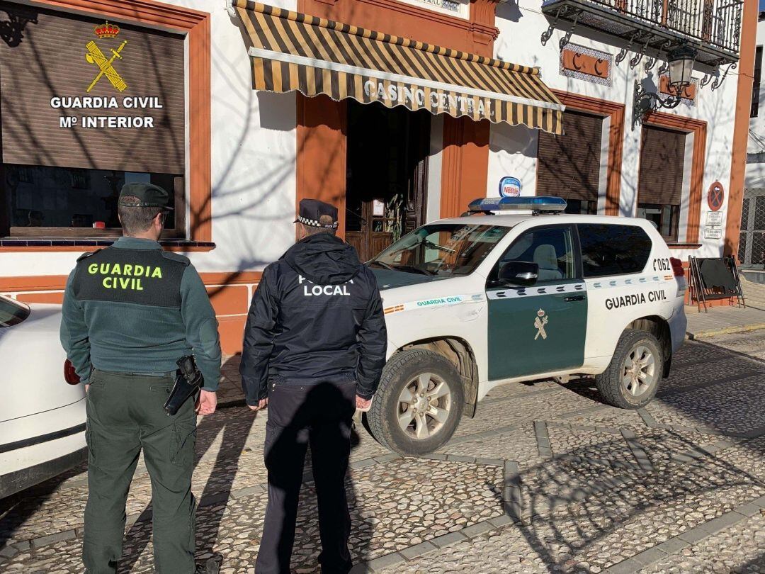 Agentes frente a un establecimiento. 
 
 