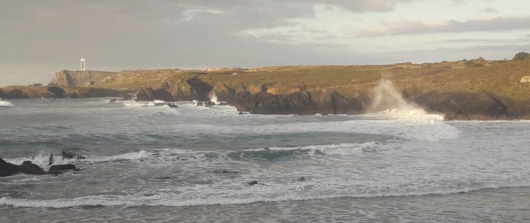 Olas en la playa de Meirás, Valdoviño
