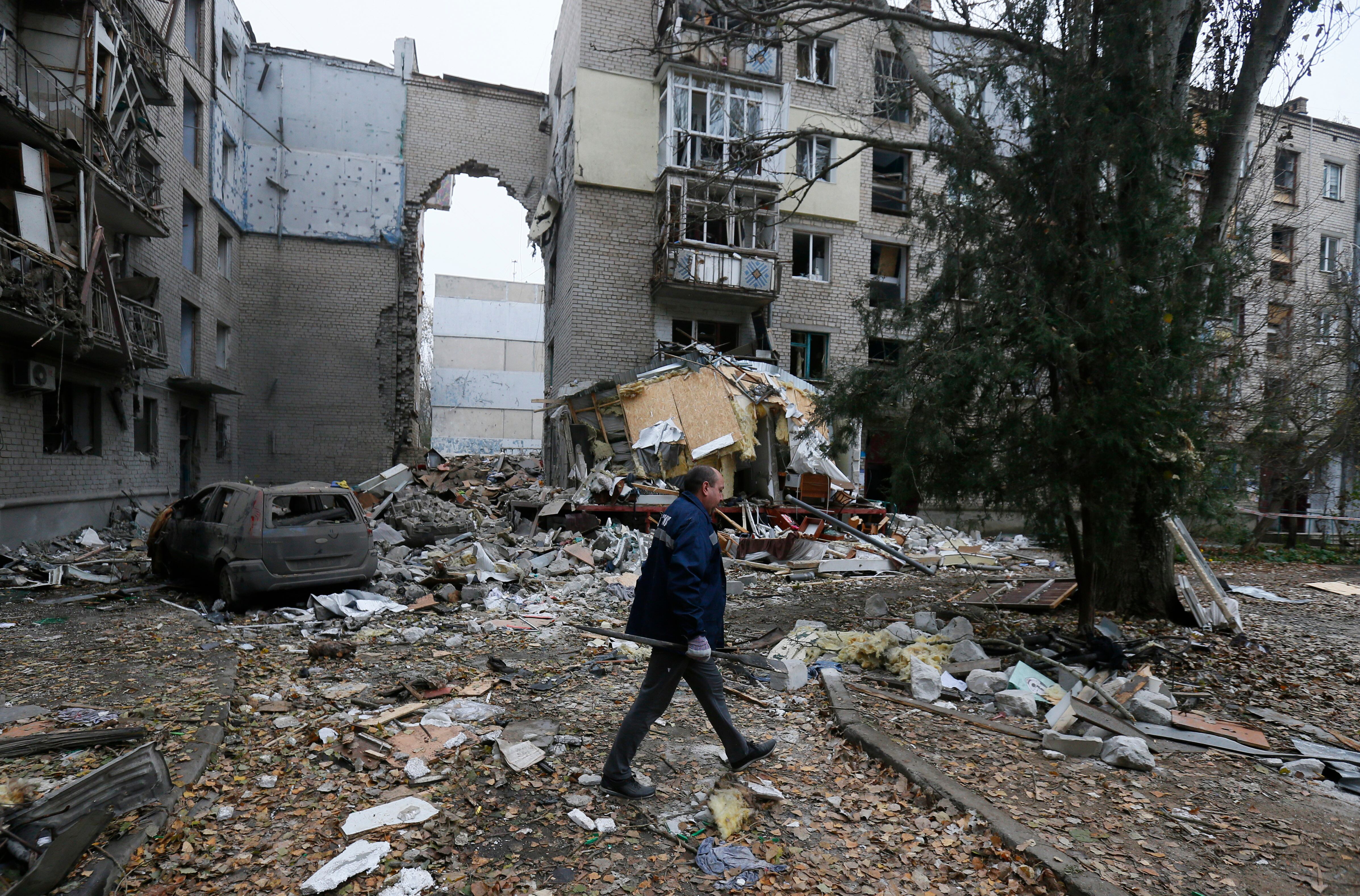 Un ciudadano ucraniano camina frente a un edificio destruido por ataques aéreos rusos, el 11 de noviembre en la ciudad de Mykolaiv