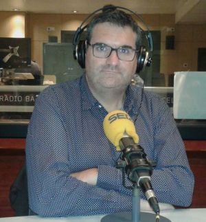 Jordi Puntí en los estudios de Radio Barcelona