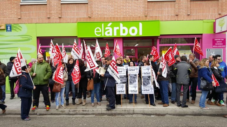 Concentración de los trabajadores de &quot;El Árbol&quot; de la calle Los Robles.