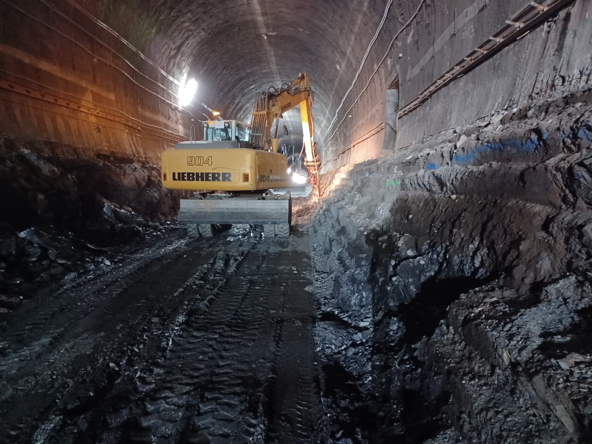 Obres en un túnel del tram Martorell-Castellbisbal que forma part del Corredor Mediterrani