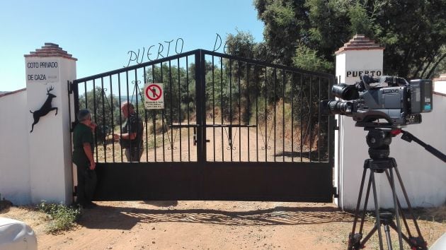 FOTOGALERÍA | Entrada a la finca de Villanueva del Rey, en Córdoba, donde ha sido encontrado el cuerpo sin vida de Miguel Blesa.