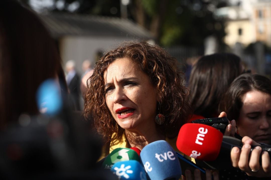 La ministra de Hacienda, María Jesús Montero, atiende a los medios en Sevilla.