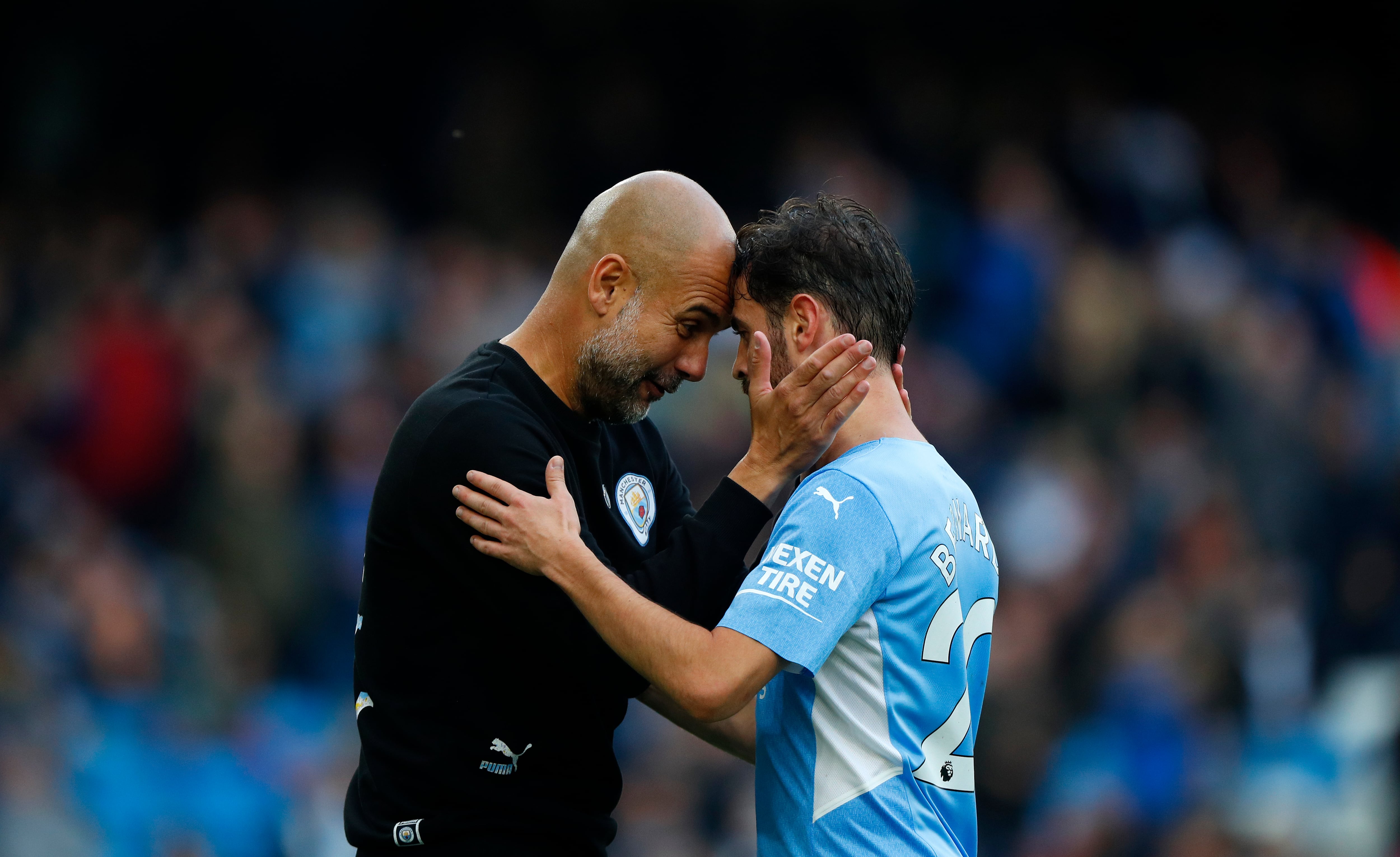 Pep Guardiola habla con Bernardo Silva durante un partido con el Manchester City