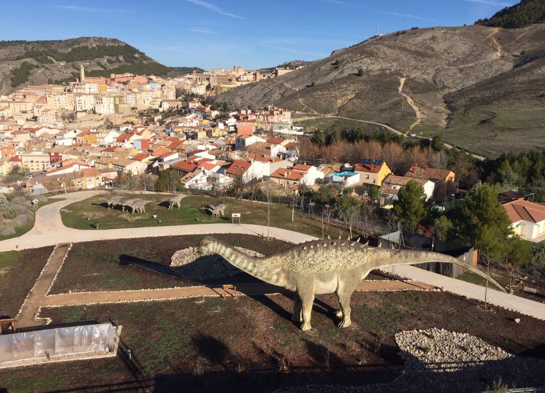 El nombre del nuevo dinosaurio (en primer término) se conocerá el viernes