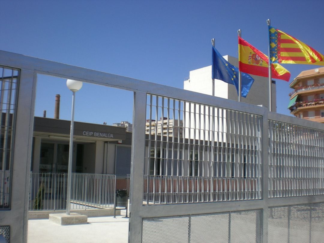 Imagen de uno de los accesos al CEIP Benalúa