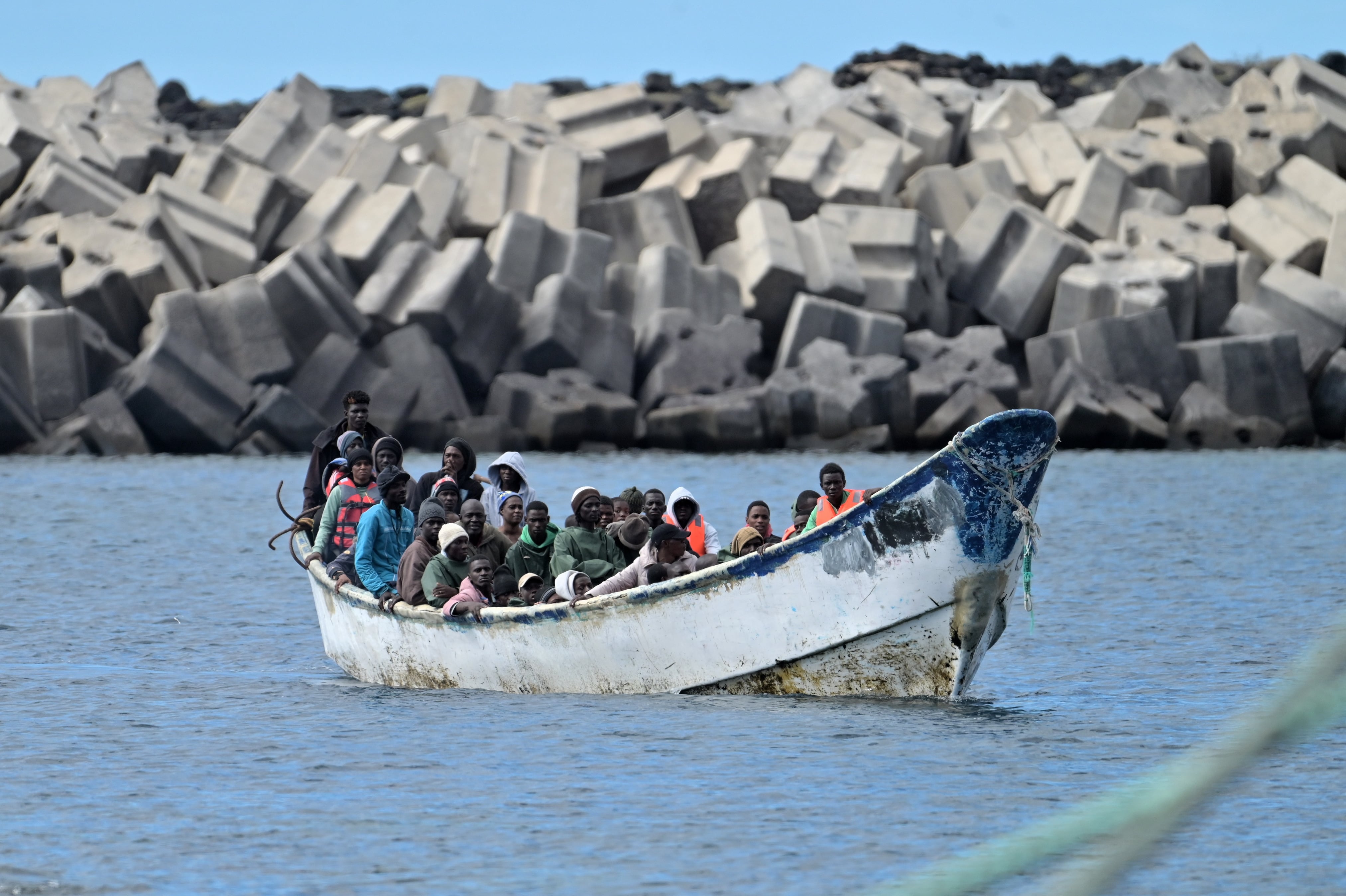 Imágenes de archivo de un cayuco con 71 personas a bordo llegando a El Hierro. EFE/ Gelmert Finol