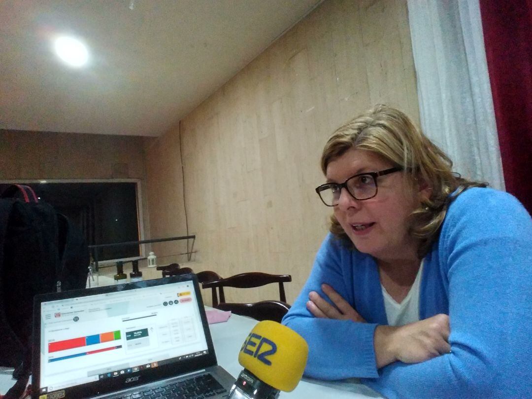 La diputada electa atiende a la Cadena SER en la noche electoral