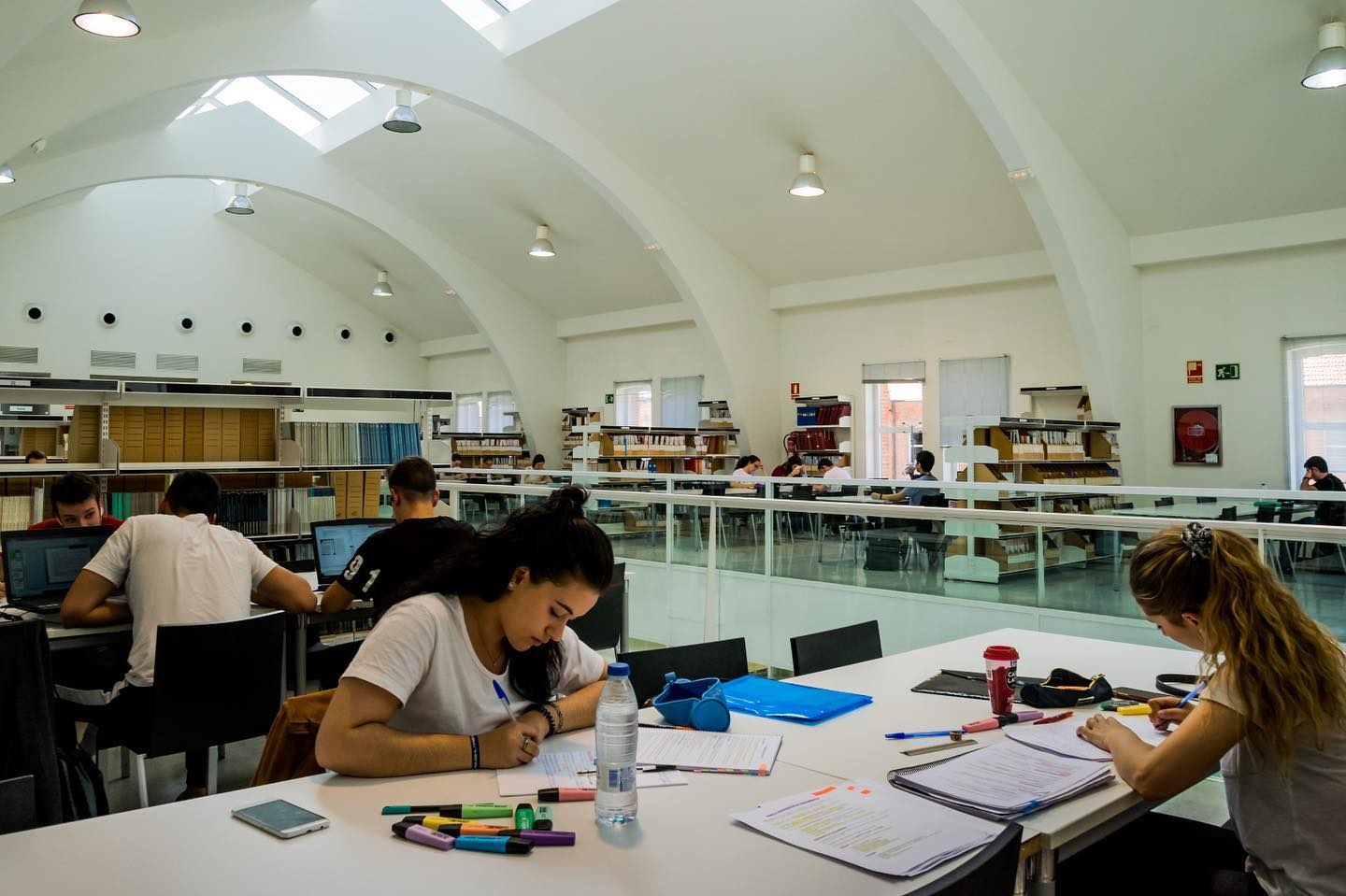 Estudiantes de la Universidad de Salamanca estudian en una biblioteca