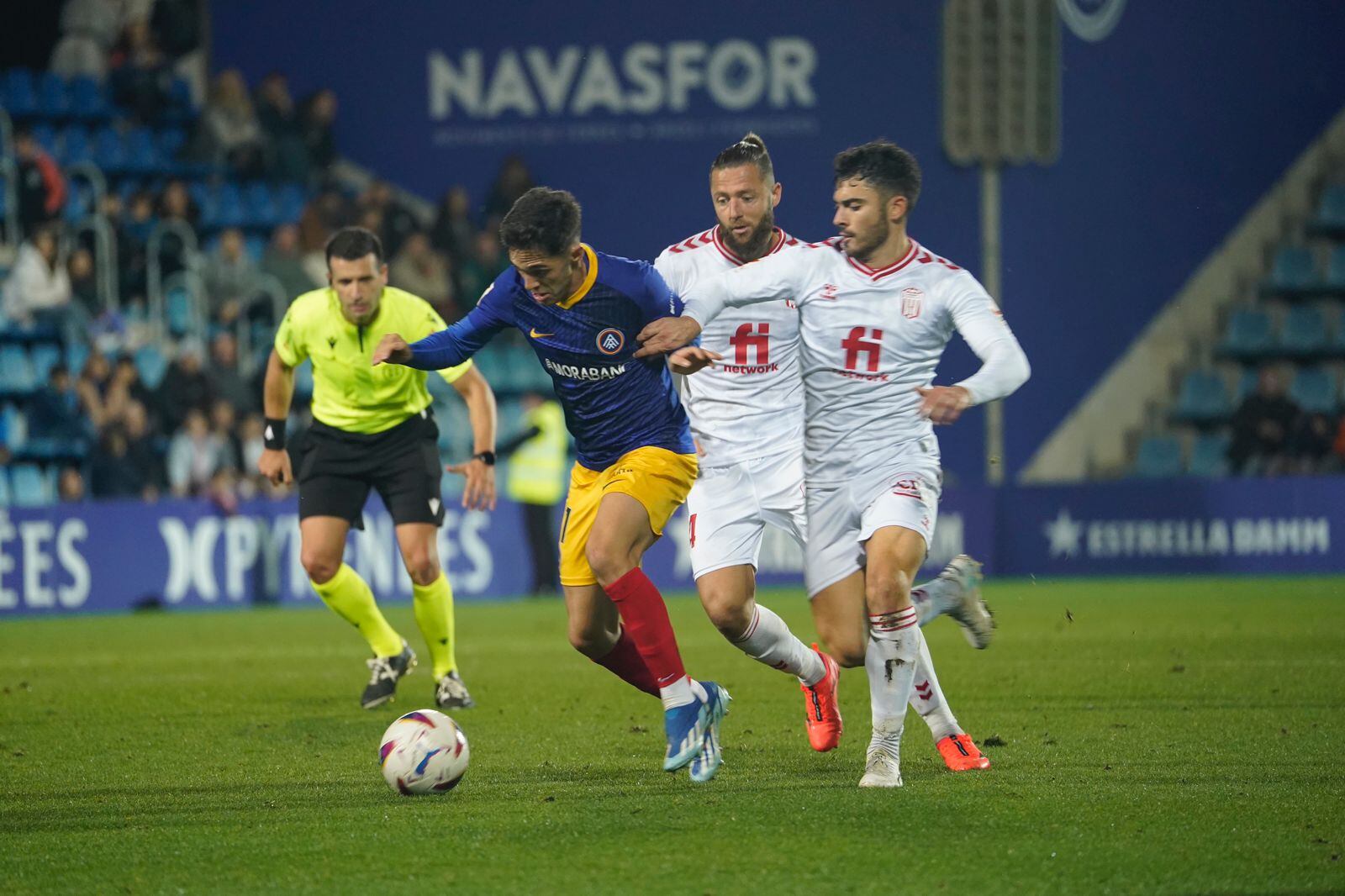 L'FC Andorra intenta avançar en un contraatac durant el partit contra l'Eldense a l'Estadi Nacional.