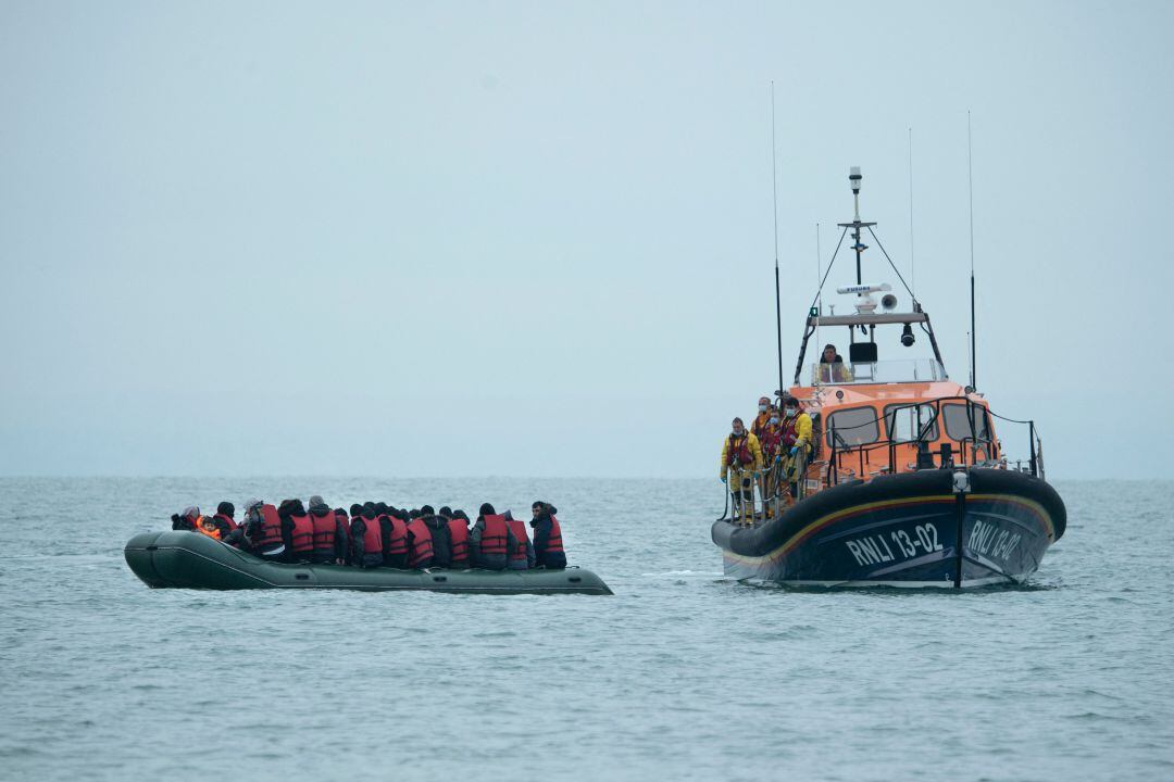 Migrantes en Inglaterra tras cruzar el Canal de la Mancha.