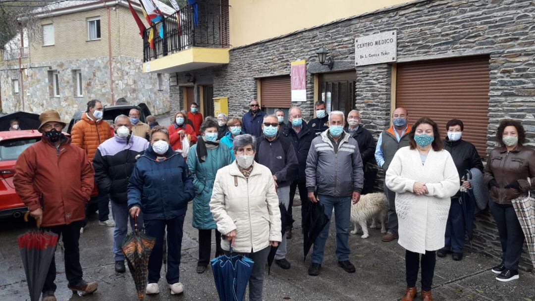 Concentración en Peranzanes, donde llevan seis meses sin consultorio