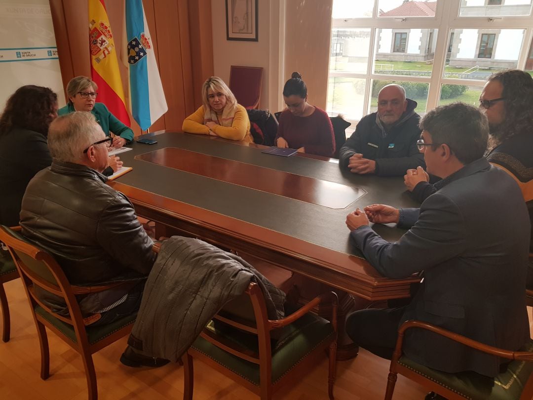 Rosa Quintana, conselleira do Mar, (encabezando la mesa por la izquierda) junto a representantes de asociaciones de A Guarda y el alcalde del municipio.