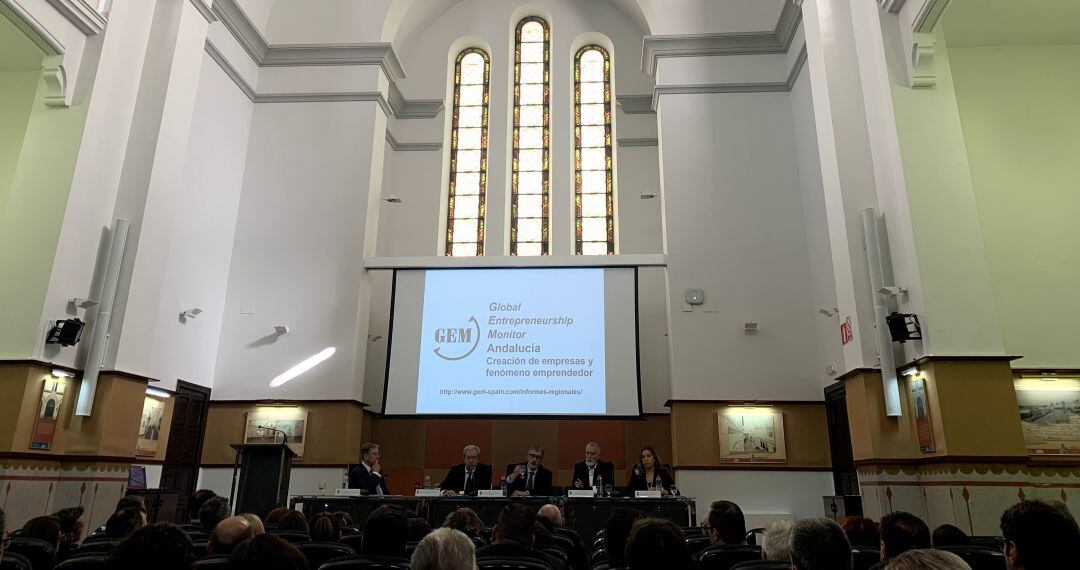 Presentación del informe GEM en el salón de grados de la Facultad de Empresariales