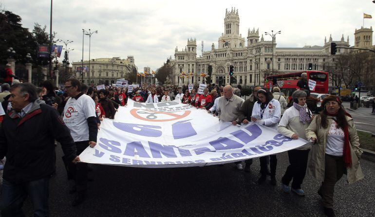 Participantes en la trigésima concentración de la &quot;Marea Blanca&quot; en defensa de la sanidad pública, en Madrid.
