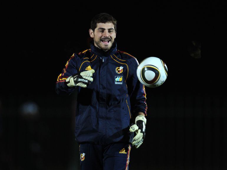 Iker Casillas riéndose en una concentración de la selección