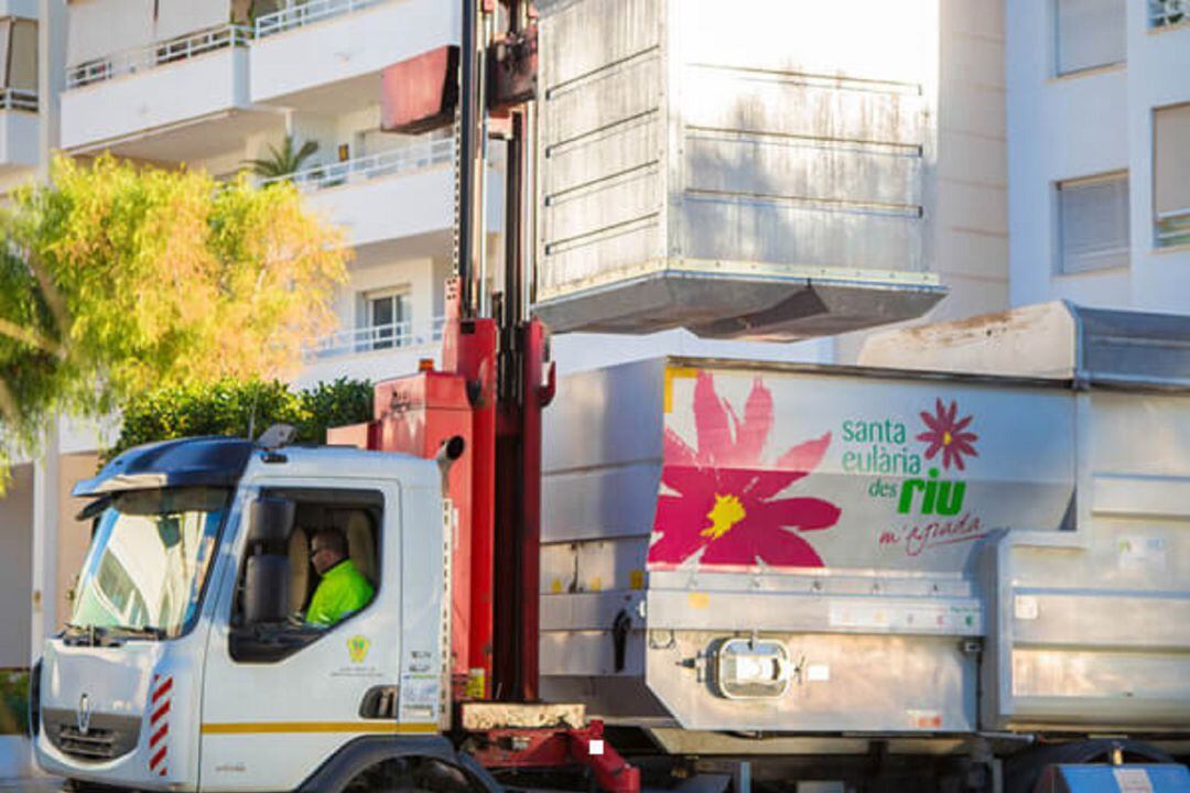 Imagen de archivo de un camión de recogida de basura en Santa Eulària