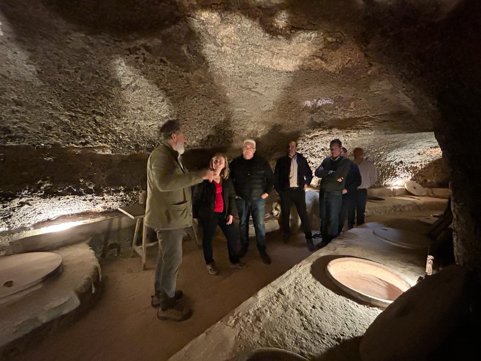 Natàlia Enguix, i Pedro Cuesta visitant els cellers de Terres dels Alforins.