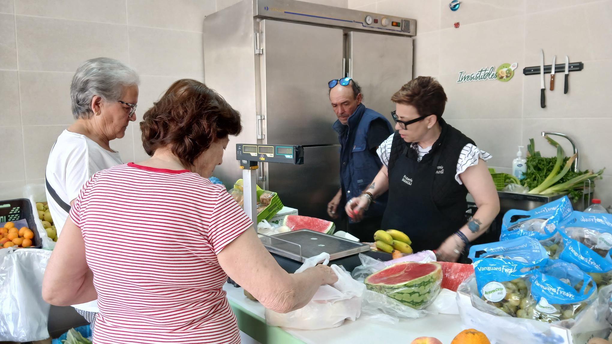 Frutería del mercado de abastos del barrio de San Cristóbal de Lorca