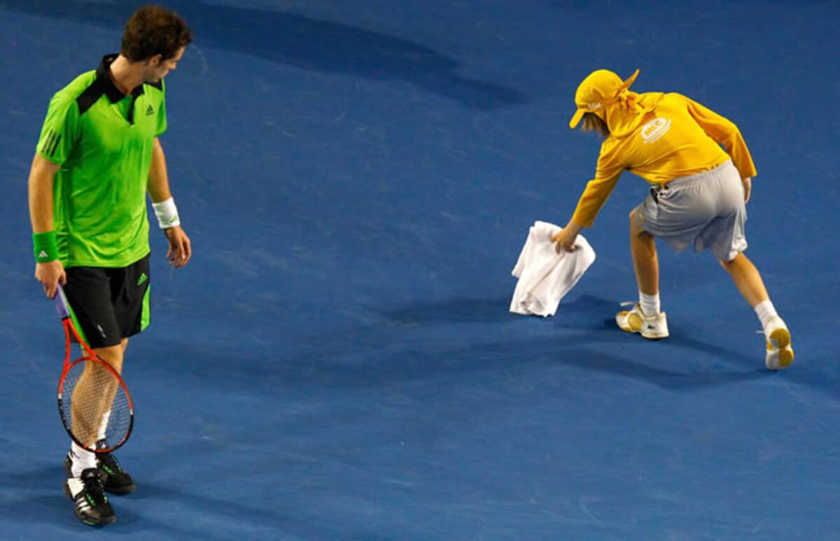 Andy Murray espera a que un recogepelotas retire una toalla de la pista en la semifinal del Open de Australia 2011