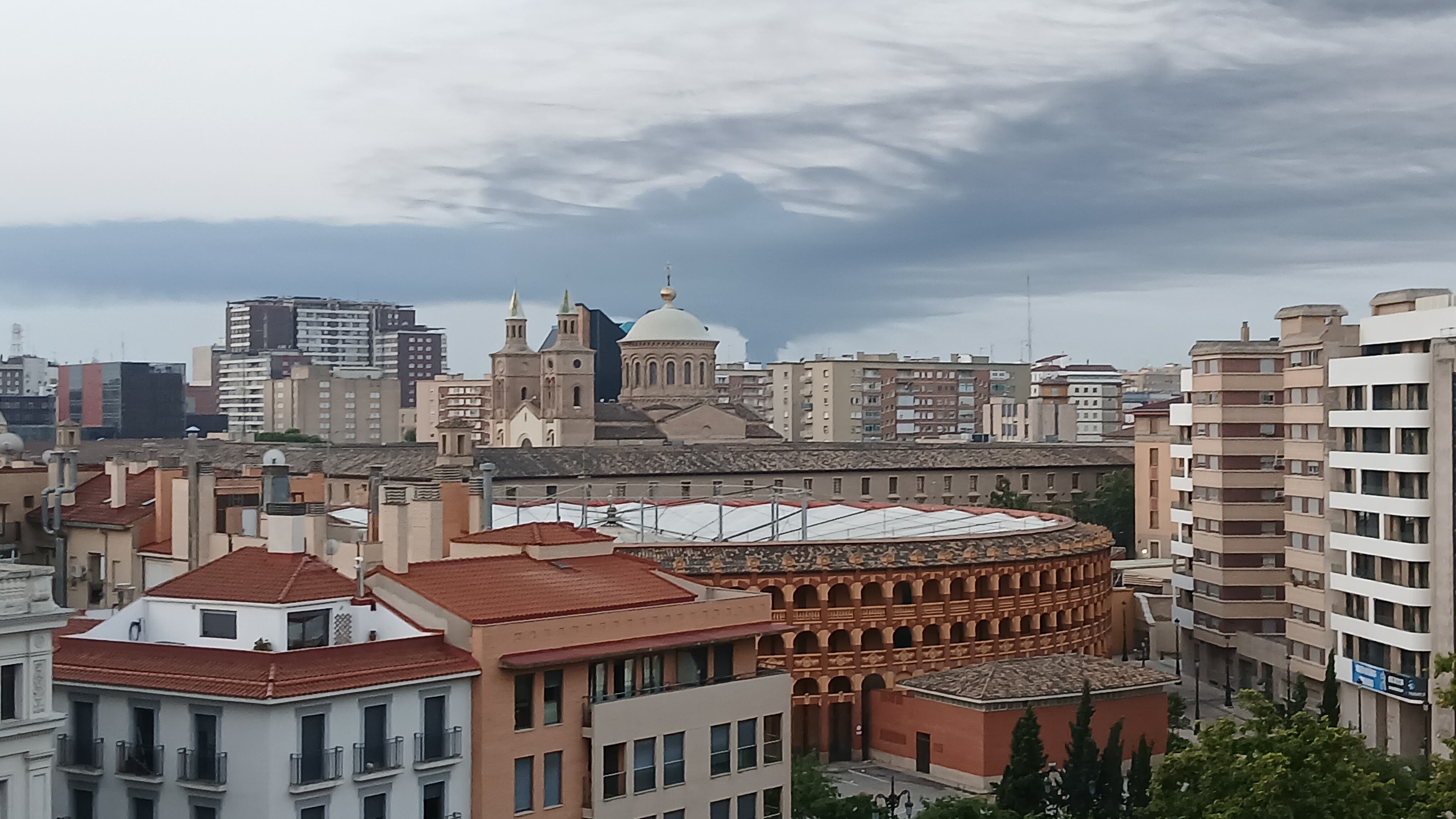 Nube de humo provocada por el incendio en el PTR de La Cartuja