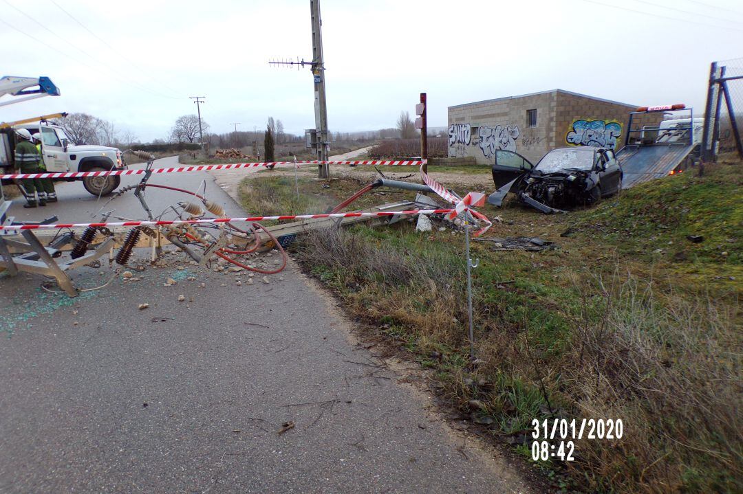 Estado del vehiculo y del poste de suministro eléctrico tras el impacto