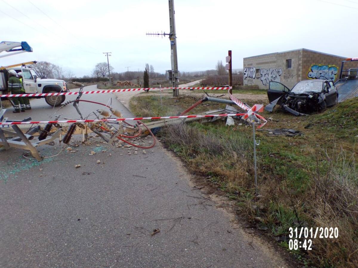 Apagón en Santa Catalina por el choque de un turismo contra un poste de la luz