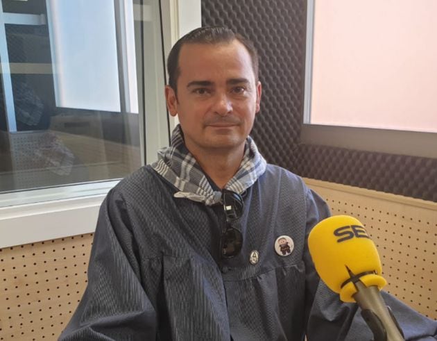 Julio Santiago Gómez, ataviado con el blusón manchego y el pañuelo de yerbas en los estudios de SER Ciudad Real