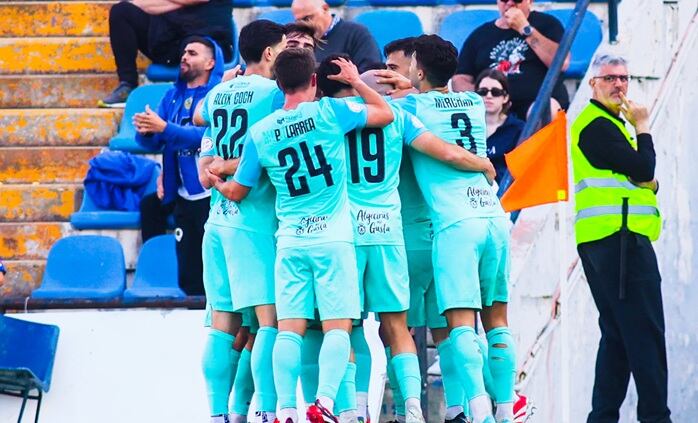 La plantilla celebra el gol