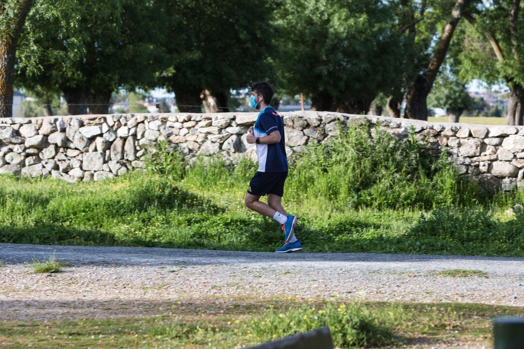 Un hombre practica deporte con mascarilla en Madrid