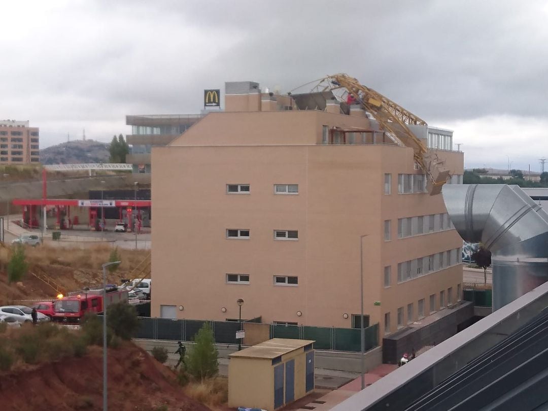 Edificio dañado por la grúa