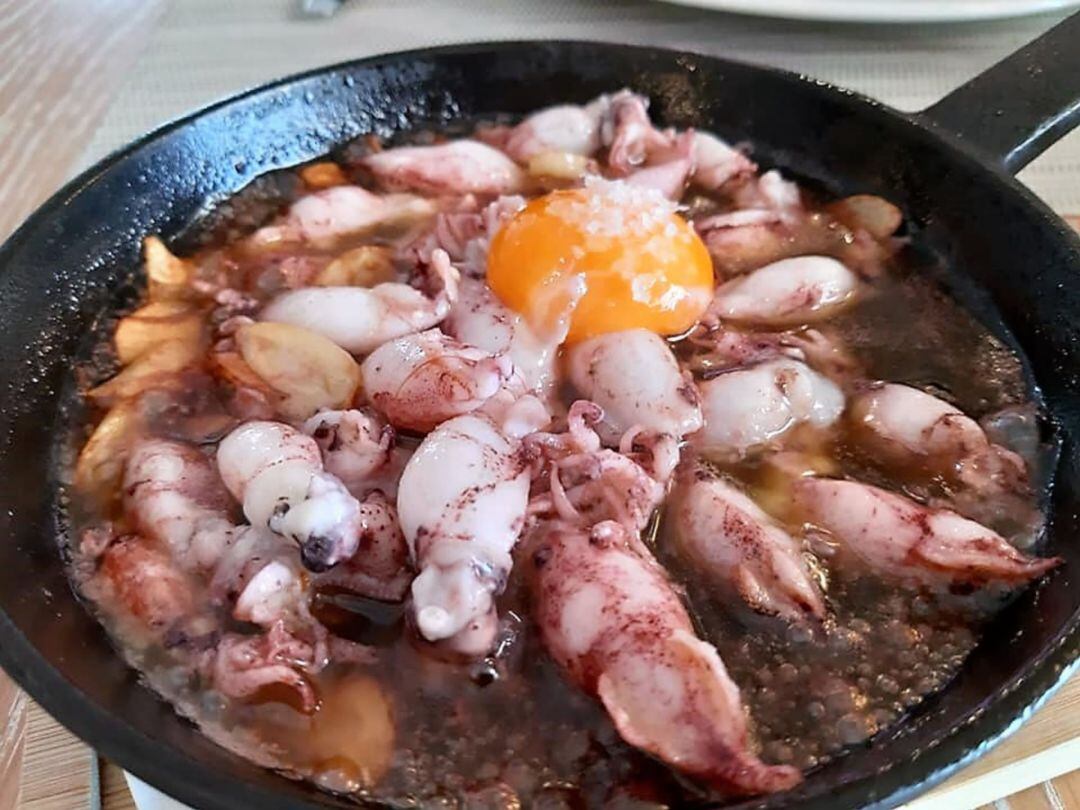 Puntillitas al ajillo con yema de huevo de corral