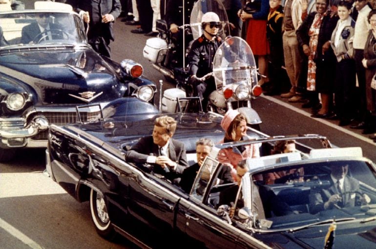 John F. Kennedy y Jaqueline Kennedy, en los momentos previos al asesinato de JFK, en Dallas (Texas).