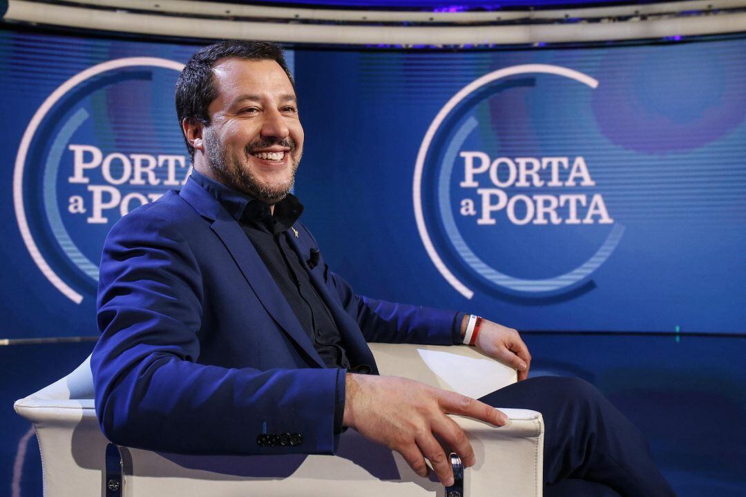 El viceprimer ministro y ministro del Interior italiano, Matteo Salvini, asiste al programa italiano Porta a porta de Raiuno este lunes en Roma (Italia). 