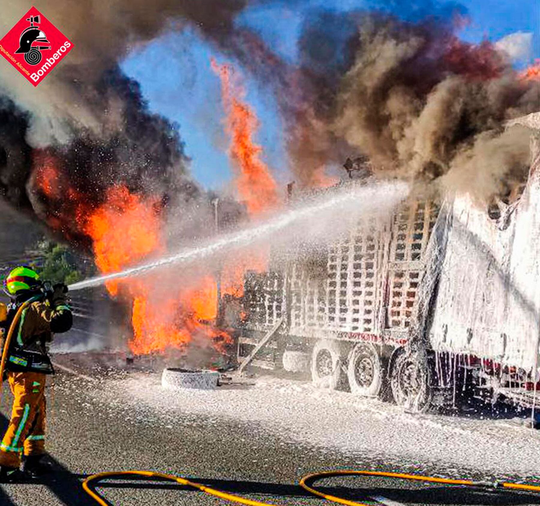 Espectacular imagen de la extinción del fuego en un camión que transportaba pallets